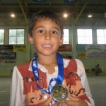 Kevin mostra la medaglia d'oro conquistata al Campionato Italiano Aics di Misano nel 2010